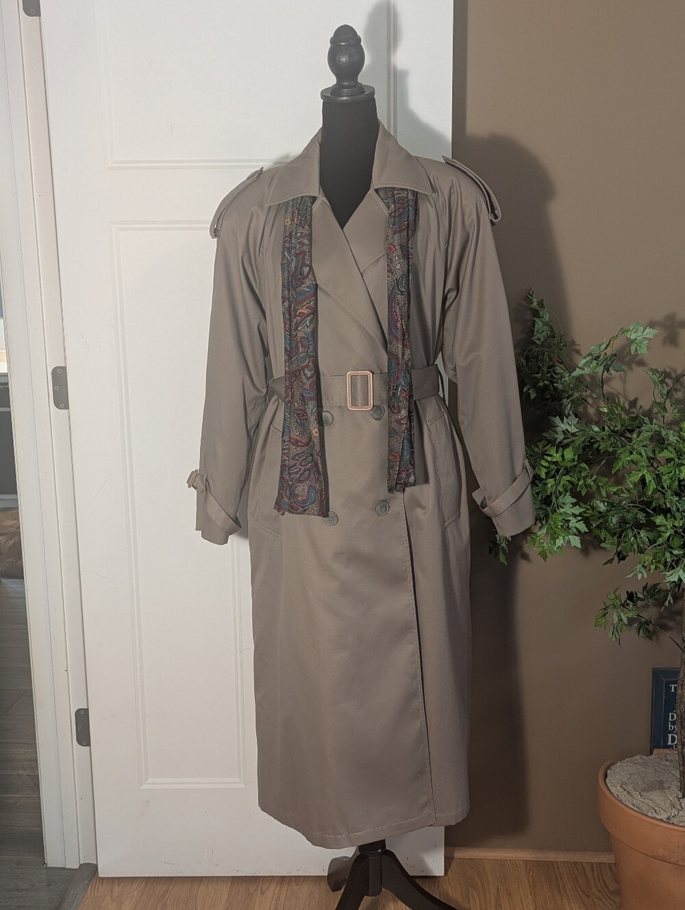 Worthington Women's Brown/Tan Trench Coat. Size 8.